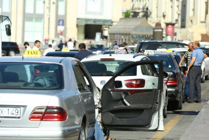   In Aserbaidschan werden staatliche Gebühren für die Erlaubnis zur Beförderung mit dem Auto erhoben  