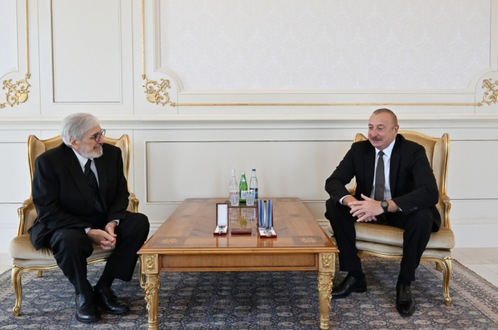 Le président Ilham Aliyev remet l’Ordre « Istiqlal » à Ogtaï Mirgassymov, Artiste du peuple azerbaïdjanais