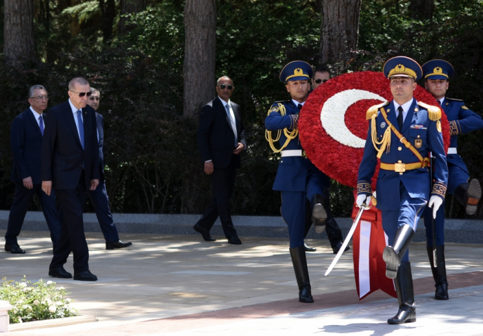   Bakou : le président turc visite la tombe du Leader national Heydar Aliyev  