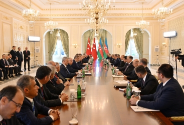   Presidente de Azerbaiyán y Presidente de Türkiye sostienen una reunión ampliada  