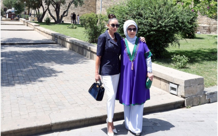   First Ladies Aserbaidschans und der Türkei besuchten die Altstadt-Baku   -FOTOS    