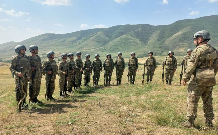    Hərbi vəzifəlilər təlimdə praktiki atış çalışmaları yerinə yetiriblər  
   