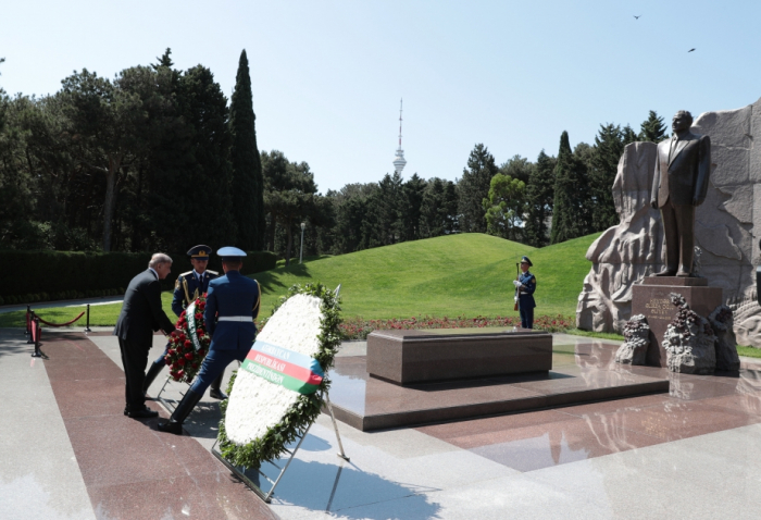  Shehbaz Sharif se recueille devant la tombe d’Heydar Aliyev 