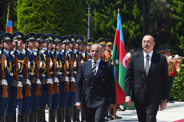  In Baku findet eine offizielle Begrüßungszeremonie für den pakistanischen Premierminister statt 
