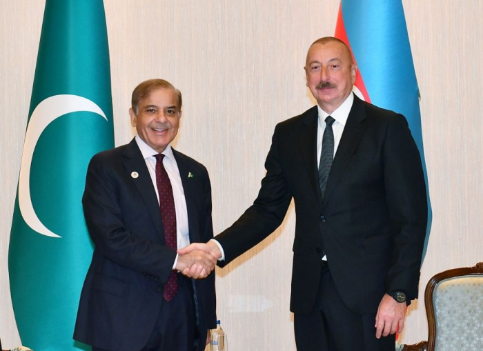   Erweitertes Treffen zwischen dem Präsidenten Ilham Aliyev und dem pakistanischen Premierminister beginnt  