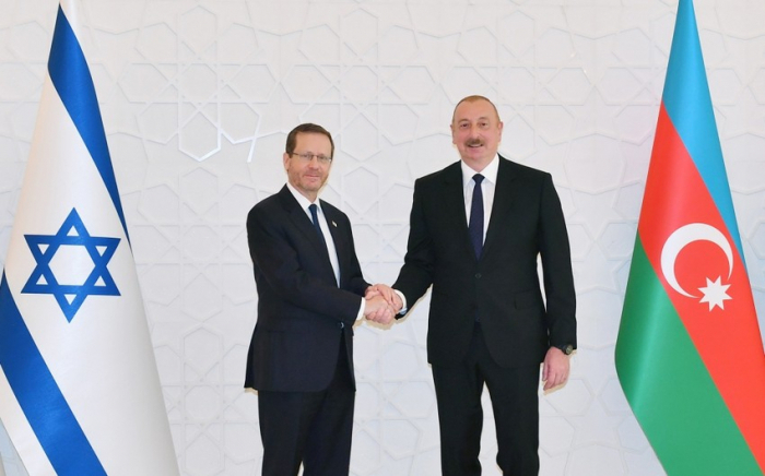   Geschenkter Teppich vom Präsidenten Ilham Aliyev verschönert das Büro des israelischen Präsidenten  