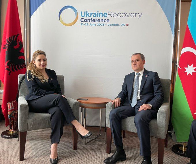   Außenminister Aserbaidschans und Albaniens tauschen ihre Ansichten über die Zusammenarbeit zwischen den Ländern aus  