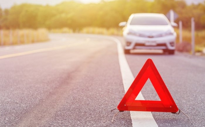    Bakıda avtomobil yol ayırıcısına çırpılıb, ölən və yaralananlar var  
   