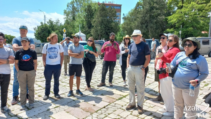   Foreign travelers visit Azerbaijan