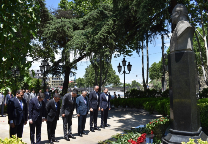 Azerbaijani deputy FM visits monument to Great Leader Heydar Aliyev in Tbilisi