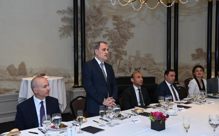   Ministro de Relaciones Exteriores de Azerbaiyán participa     en la mesa redonda de los países de la OSCE  