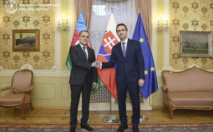   Jeyhun Bayramov traf sich mit dem slowakischen Premierminister  