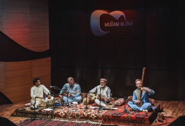 Un maestro afgano del rubab actúa en el Festival Internacional de Mugham