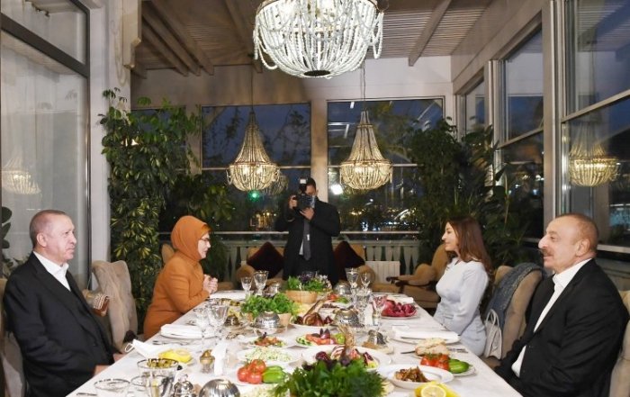   Prezidentlər birgə işçi naharı etdilər   