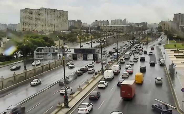 Heydər Əliyev prospektində qəza:    Yollarda sıxlıq yaranıb   