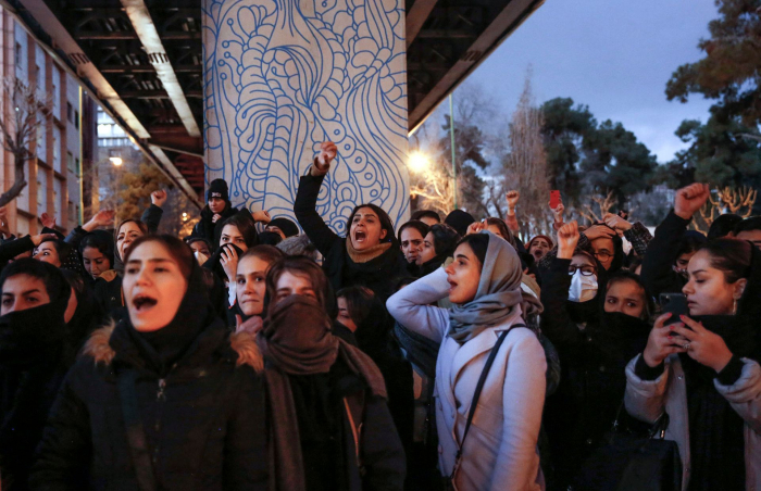    Tehran İncəsənət universitetində məcburi hicab cəzası   