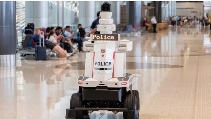    Robot polis  hava limanında işə başladı    