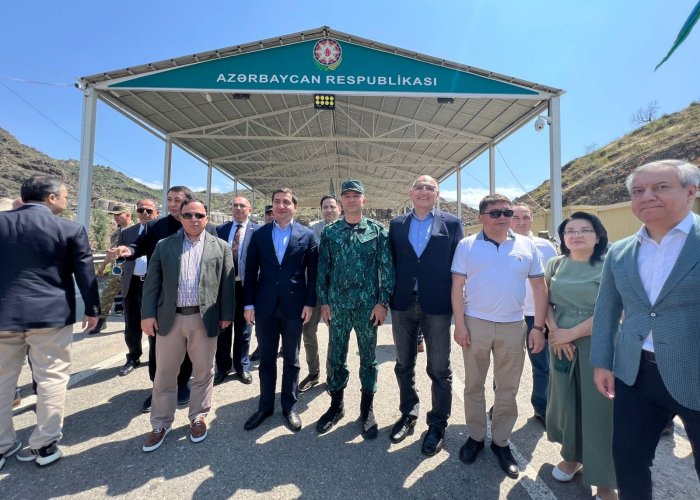    Hikmət Hacıyev və xarici diplomatlar Laçın dəhlizində -    FOTO        
