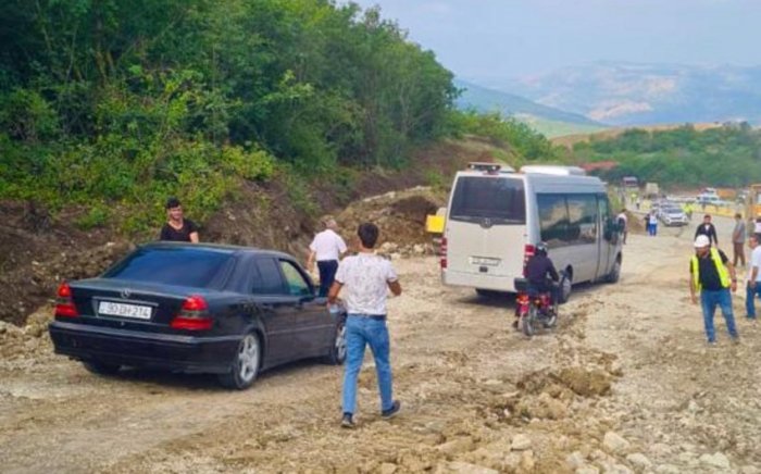    Sürüşmə olan yolda hərəkət qismən bərpa edildi -    Fotolar        
