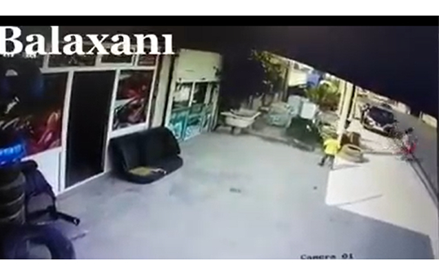    Bakıda ərindən qaçan qadın və övladını maşın vurdu -    VİDEO      