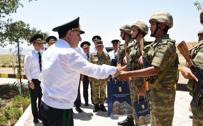    Baş Prokuror Naxçıvanda hərbi qulluqçulara hədiyyələr verdi -    Fotolar     
   