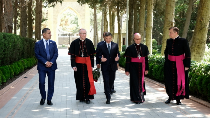 Le Secrétaire d’Etat du Saint-Siège visite le Centre Heydar Aliyev - Photos