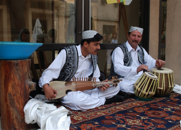    Taliban musiqi alətlərini müsadirə edərək yandırıb   