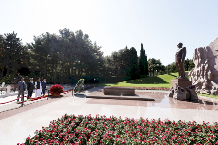 Pakistani delegation visits Great Leader’s grave and Alley of Martyrs