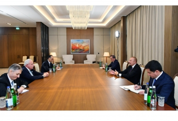   Presidente Ilham Aliyev recibe al Ministro de Asuntos Exteriores de Palestina  