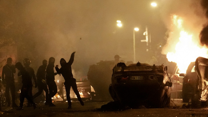 Menos del 10 % de los arrestados en los disturbios eran extranjeros, afirma el ministro del Interior de Francia
