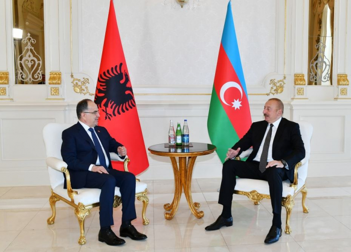   Ein persönliches Treffen zwischen dem Präsidenten Ilham Aliyev und dem Präsidenten Albaniens beginnt  