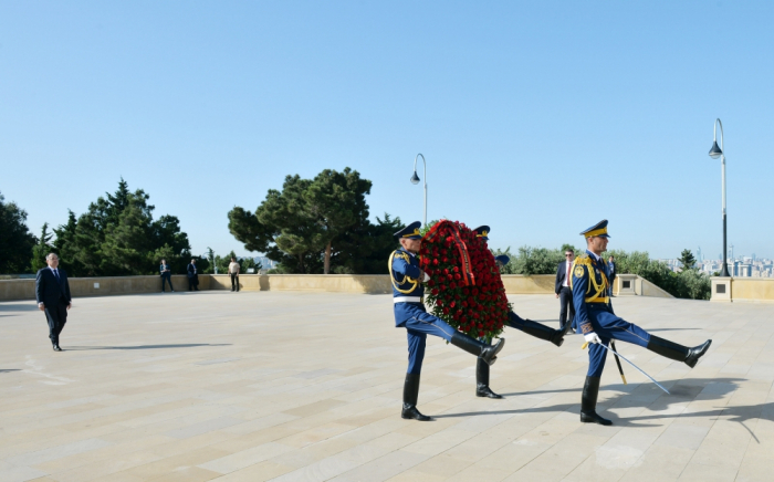 Le président albanais rend hommage aux martyrs azerbaïdjanais