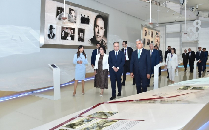   Albanischer Präsident und seine Frau besuchen das Heydar-Aliyev-Zentrum  