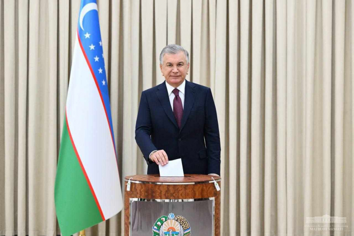   Incumbent Uzbek President Mirziyoyev votes in elections   