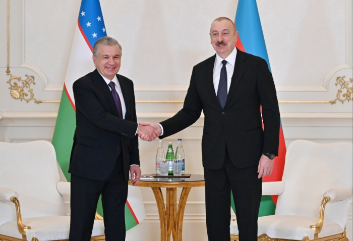   Präsident Ilham Aliyev gratuliert Shavkat Mirziyoyev zu seiner Wiederwahl zum Präsidenten Usbekistans  