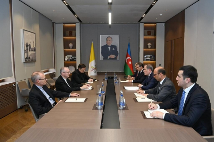   Aserbaidschanischer Außenminister trifft sich mit dem Staatssekretär des Heiligen Stuhls  