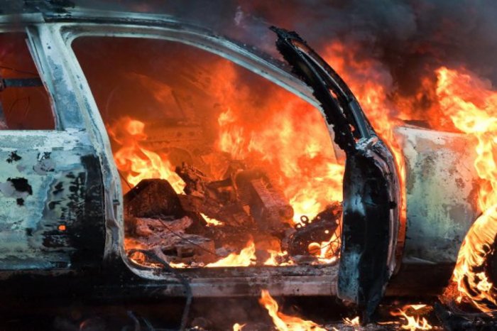Sumqayıtda “Dodge” markalı avtomobil yanıb  
