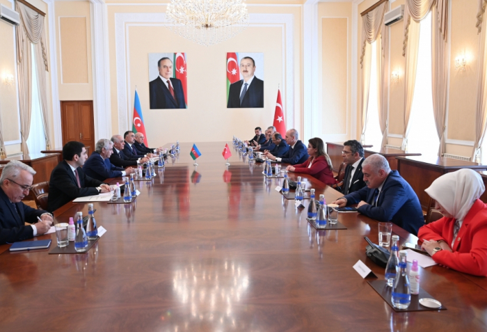 Aserbaidschanischer Premierminister trifft sich mit dem Sprecher des türkischen Parlaments 