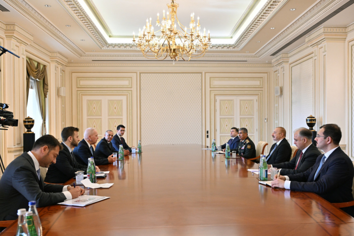   Presidente Ilham Aliyev recibe al ministro de Defensa de Israel  