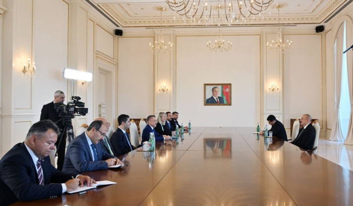   Präsident Ilham Aliyev empfängt eine Delegation des Ausschusses für auswärtige Beziehungen der Großen Nationalversammlung von der Türkei  