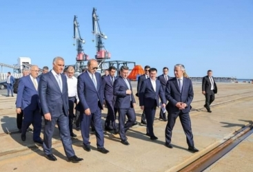 Primer ministro de Uzbekistán visita el Puerto de Bakú