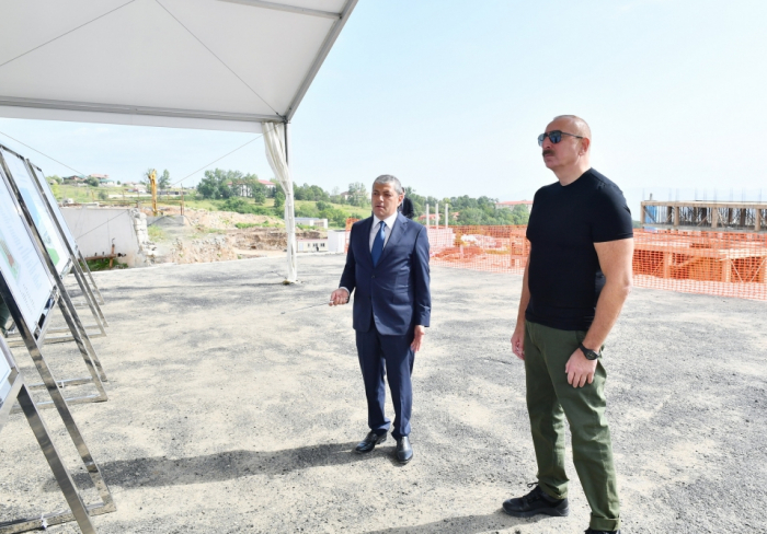   Le président Ilham Aliyev visite le chantier de l’hôpital urbain de Choucha  