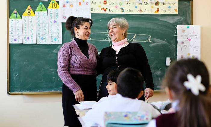  Prezidentdən 60 yaşdan yuxarı müəllimlərlə bağlı qərar
 