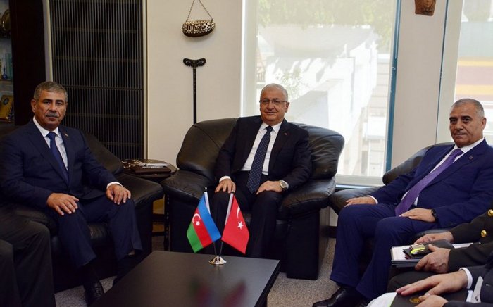 Azərbaycanın müdafiə naziri türkiyəli həmkarı ilə görüşüb  
