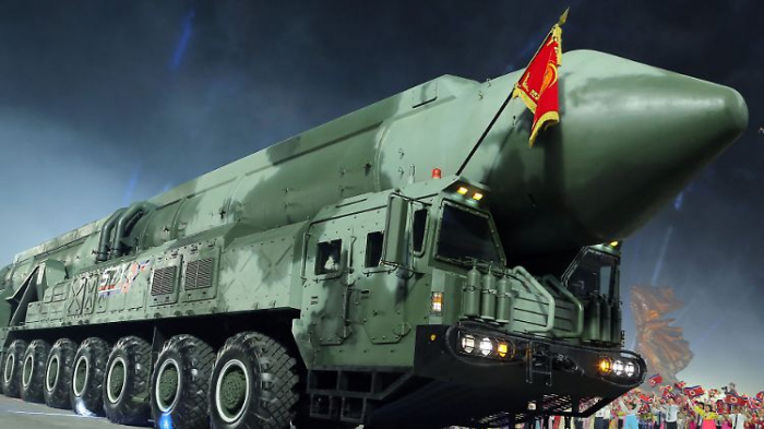   Nordkorea zeigt wohl verbotene Raketen bei Militärparade  