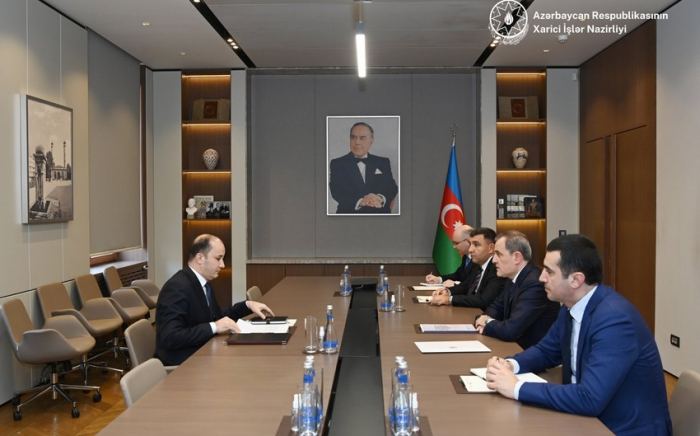 Ministro de Asuntos Exteriores de Azerbaiyán recibe al embajador entrante de Tayikistán