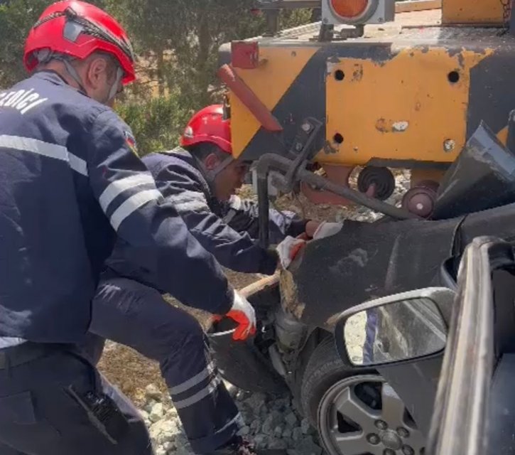    Qatarla toqquşan “Prius”dan sərnişinlərin çıxarılma anı -    VİDEO      