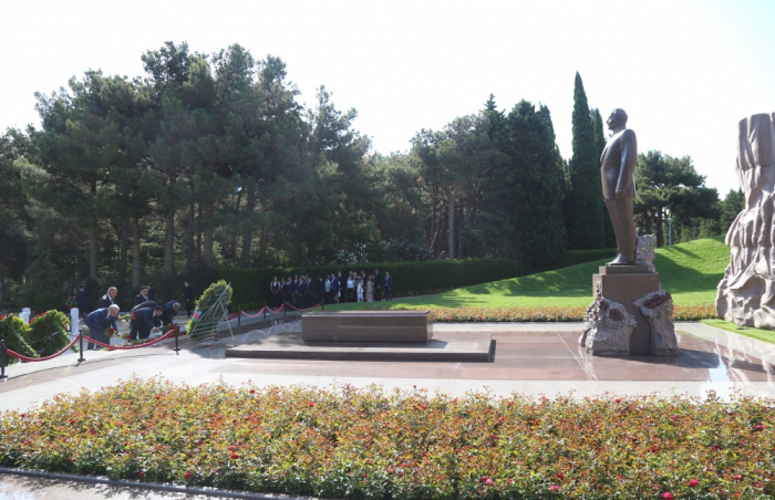 Representatives of Azerbaijani media visit tomb of Great Leader Heydar Aliyev 