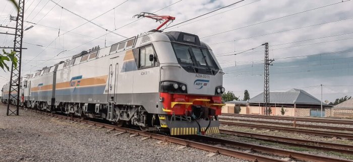    Teplovoz minik avtomobili ilə toqquşdu,    xəsarət alanlar var      