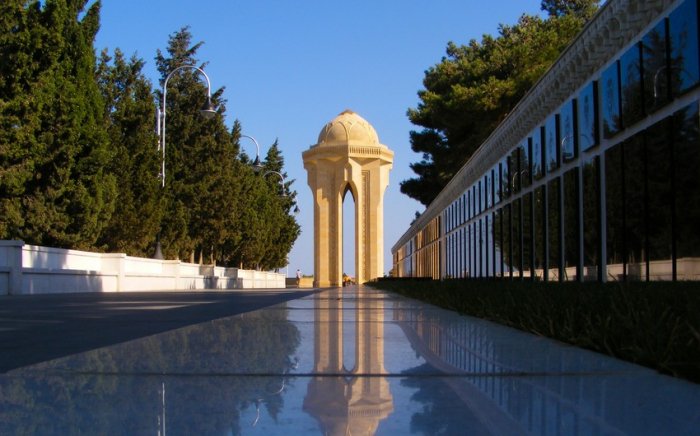    Albaniyanın Prezidenti Şəhidlər xiyabanını ziyarət edib   